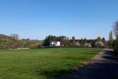 Yogahaus, Ansicht vom Ortsrand